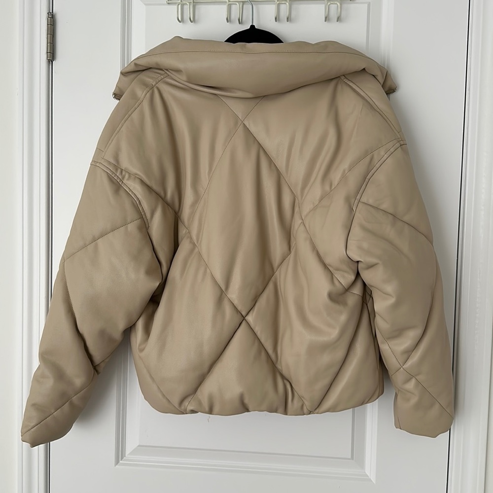 NWT A&F Oversized Vegan Leather Diamond Puffer (Cream, XS) - Picture 3 of 5